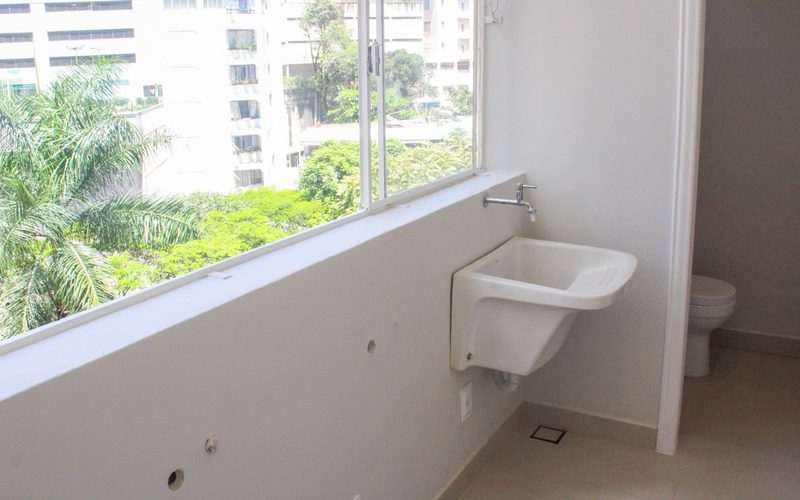 Engenheiro da Morada avaliando um apartamento antigo em Belo Horizonte antes da compra.