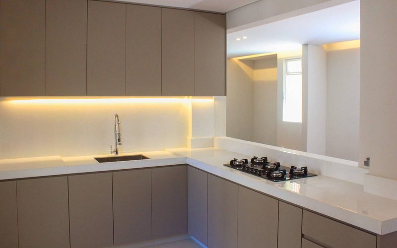 Instalação hidráulica sendo trocada em reforma de apartamento antigo pela Morada em Belo Horizonte.