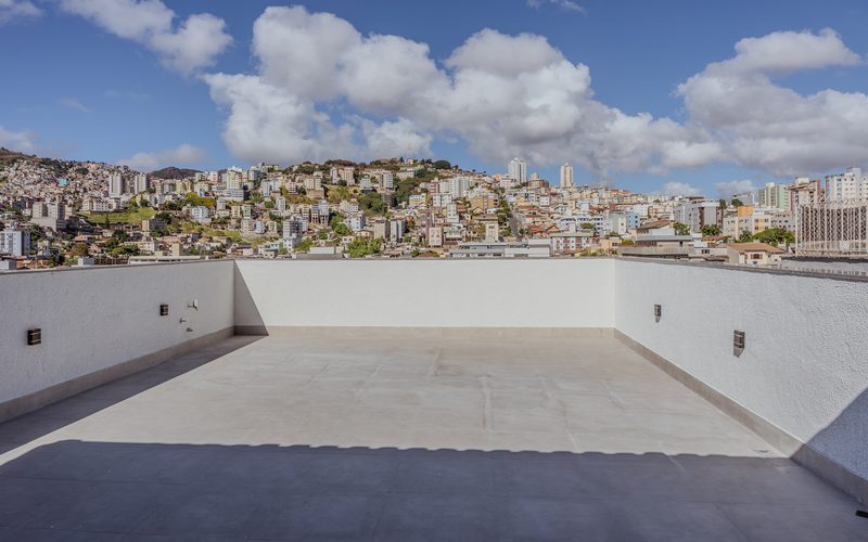 Apartamento antigo à venda em bairro consolidado de Belo Horizonte, avaliado pela Morada para reforma.