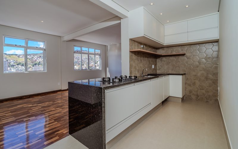 Apartamento em reforma pela Morada em Belo Horizonte, mostrando a sequência de etapas da obra.