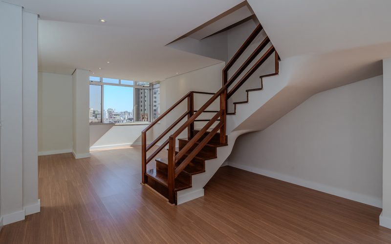 Casa e apartamento em reforma pela Morada em Belo Horizonte, mostrando as diferenças de escopo.